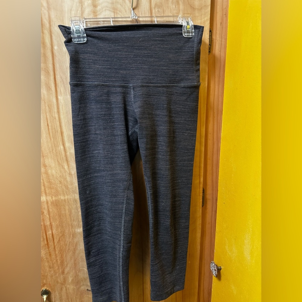 LULULEMON high waist capri leggings size 6 gray tiny pattern good neutral